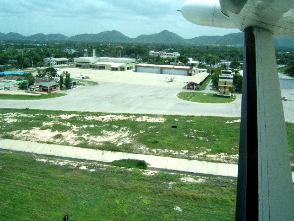 http://i18.photobucket.com/albums/b109/christao17/Bangkok%20July%202005/F09TakeOff08-Terminal.jpg