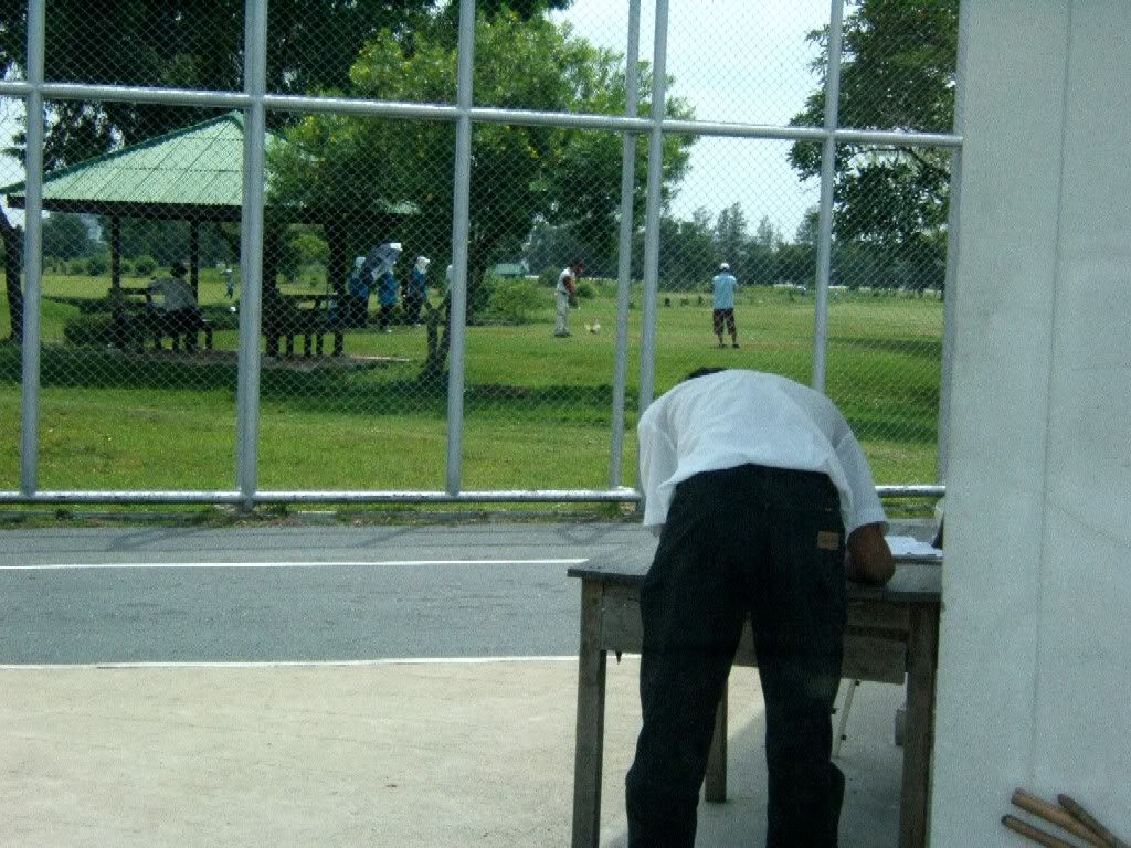 http://i18.photobucket.com/albums/b109/christao17/Bangkok%20July%202005/F27BKKGATES2.jpg