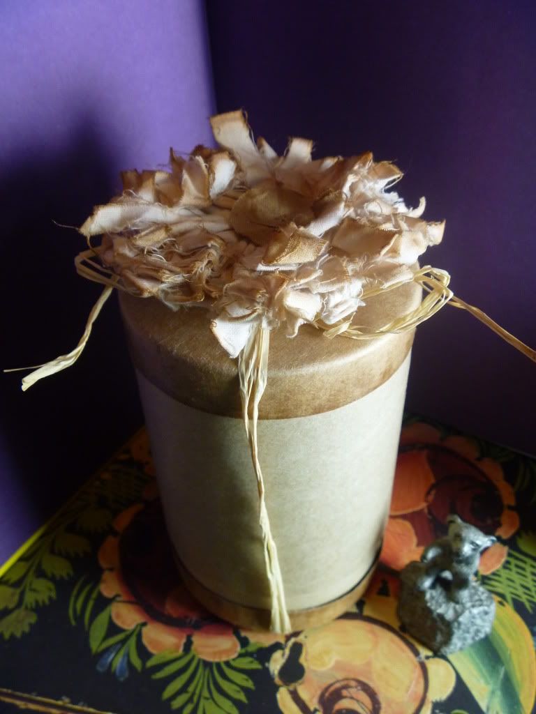 mam for gave that cardboard canister with Soolip tea stained recycled cotton flower raffia on top gift look