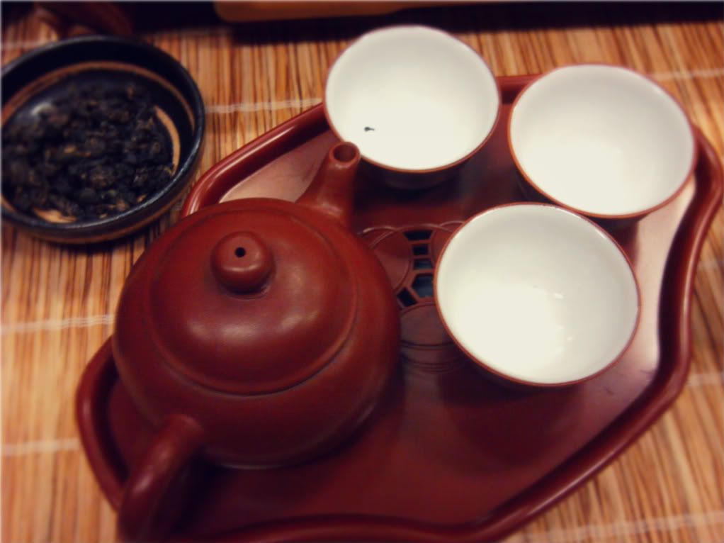 Taiwanese mini travel gong fu cha set and a very floral Alishan Oolong tea served that evening
