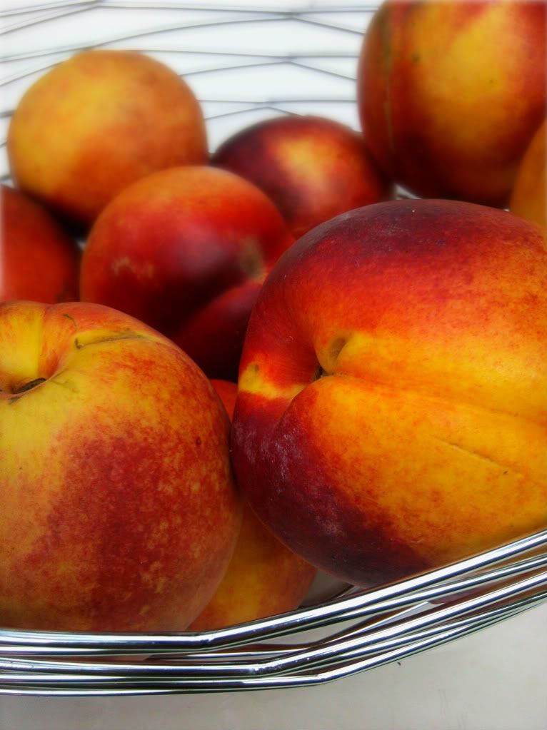 Nectarines in Torre Tagus fruit basket