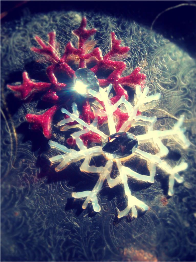 DIY hot glue glitter snowflake Christmas ornaments