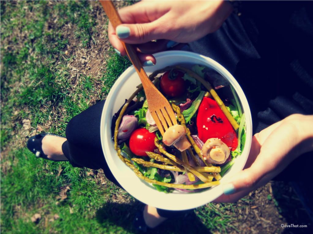 A spring salad for lunch in this nifty EZ FREEZE deluxe reusable salad kit bowl nom nom nom