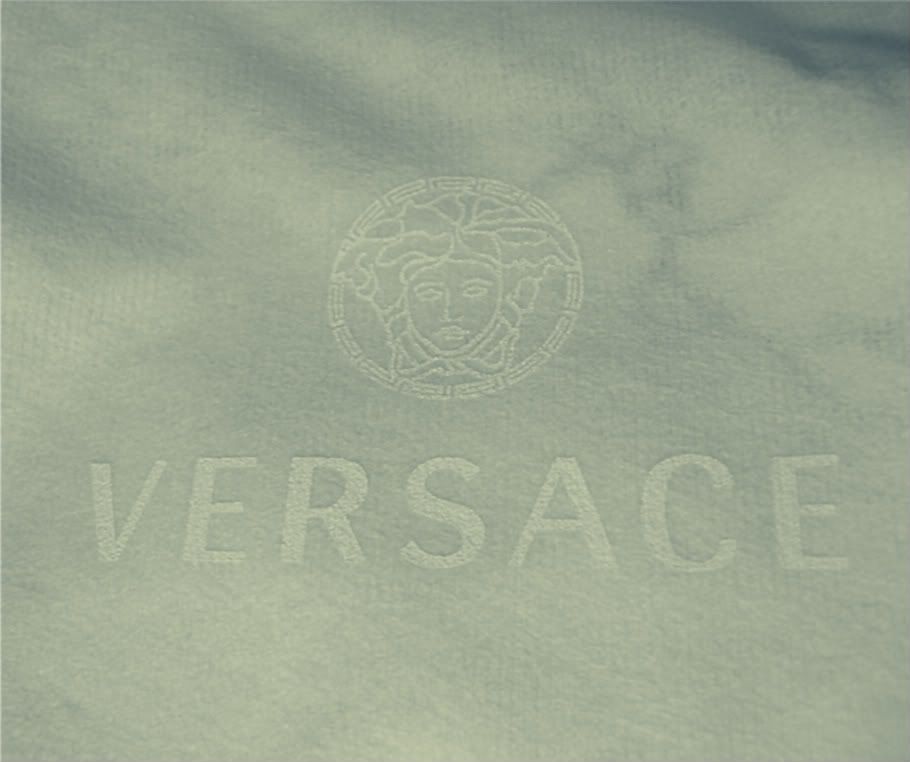 mam gavethat versace logo