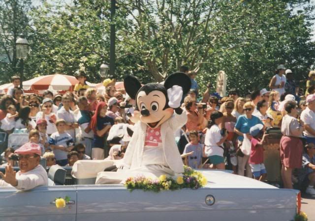 1995DisneyParadeEasterMickey_zps0d8ba8e3