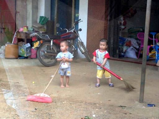 小孩玩扫把