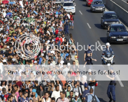 image showing large crowd of Syrian refugees walking through Hungary