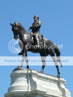 image of Statue of the traitor Robert E. Lee in Richmond, VA.