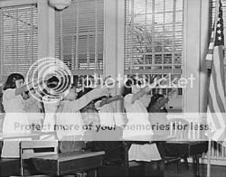 image of kids using the Bellamy Salute during the Pledge of Allegiance in 1941