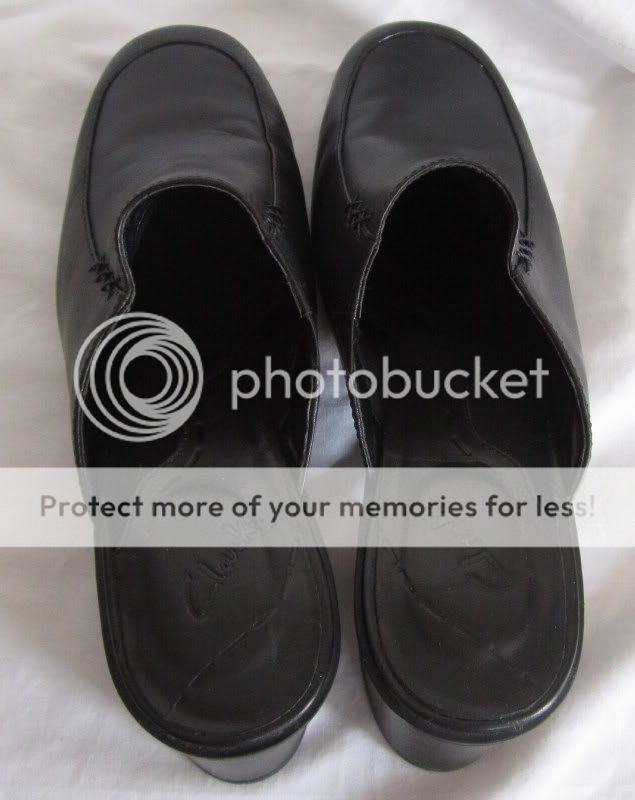 This auction is for a very nice pair of black leather Clarks mules 