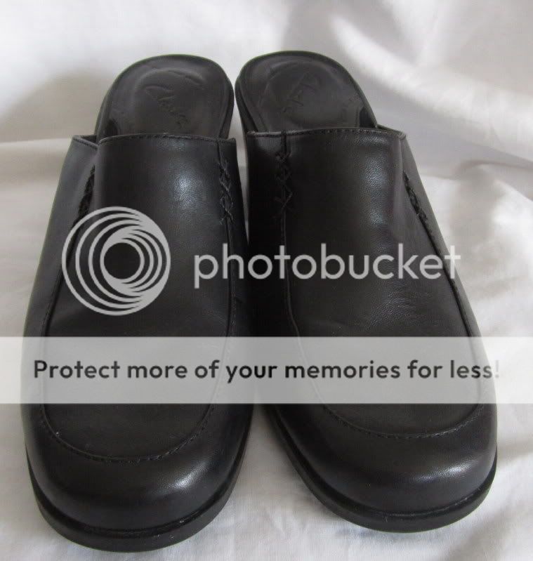 This auction is for a very nice pair of black leather Clarks mules 